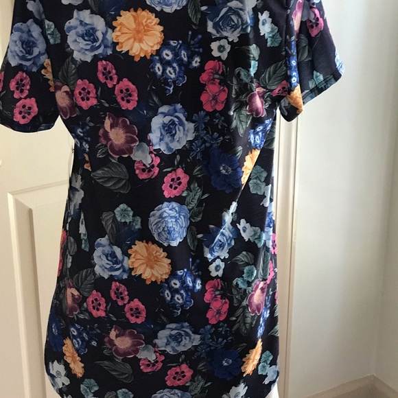 Lularoe tee shirt size large blue floral - Picture 4 of 5